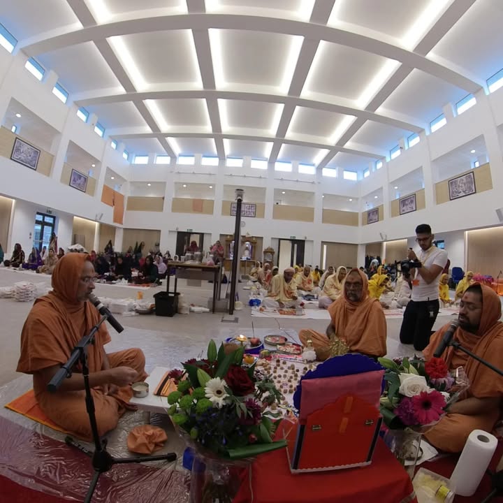 Mahapooja lead by Shriprakash swami.
