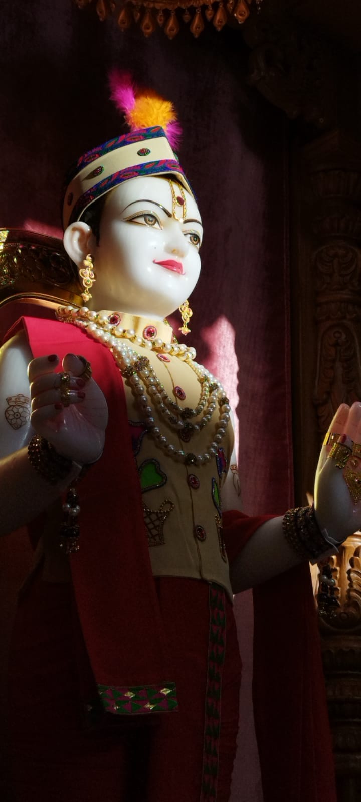 He planned his location to perfection, Darshan in natural sunlight dai...